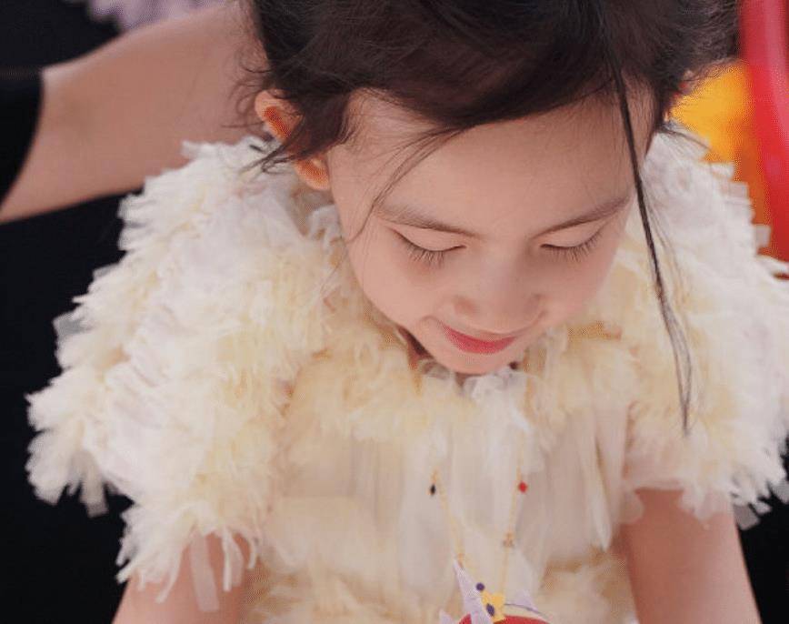 黄磊小女儿生日照曝光我却注意化了妆的多多黑发红唇神似白雪公主