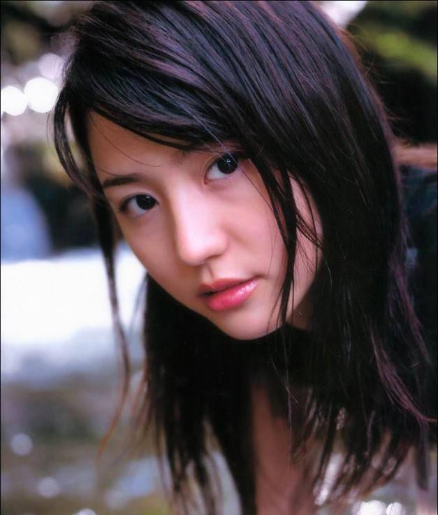 长泽雅美以其宽广,庄重的美貌而闻名,给人一种高贵的感觉.