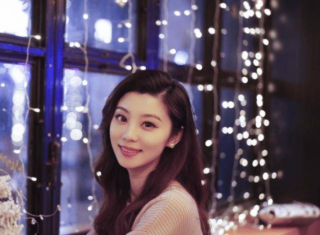 据知情人士爆料说,费费的本名叫做费沁雯,真的是人如其名,特别的文艺.