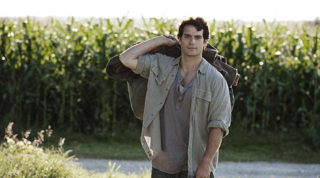 他住在地球,这里是他的家,他的母亲玛莎,父亲肯特都在这里生活,自己在