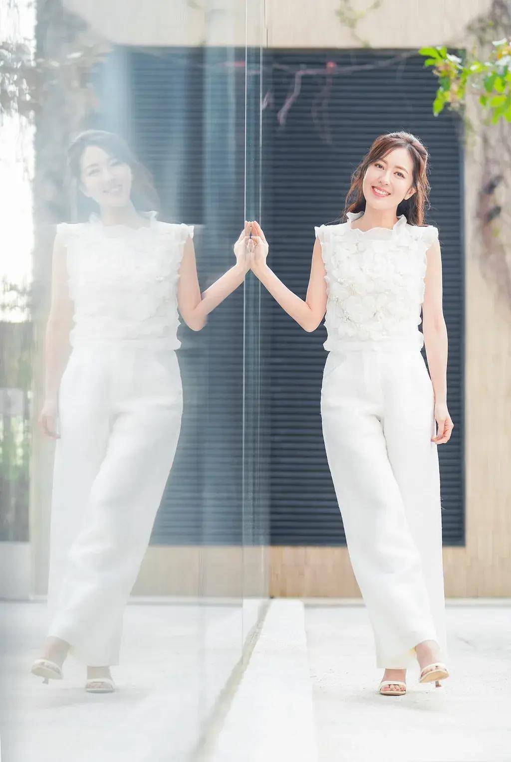 前tvb女星宣布签新公司,吐槽旧公司工作模式,离巢后终找回自我_唐诗咏