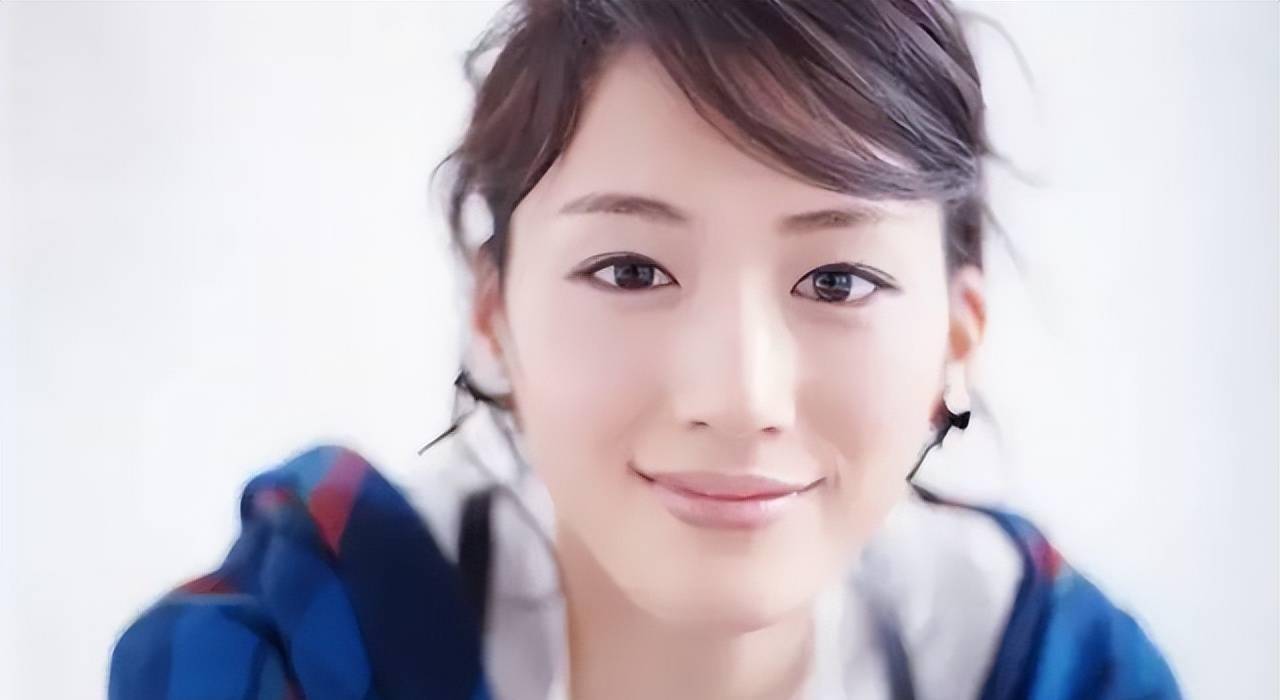 绫濑遥在镜头前总是光彩照人,她的每一个动作,每一个表情都散发着迷人