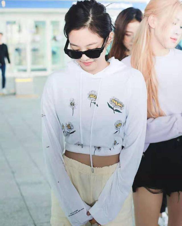 原创jennie成功逆袭为全团最瘦穿露脐装秀蚂蚁腰工装裤成最大败笔