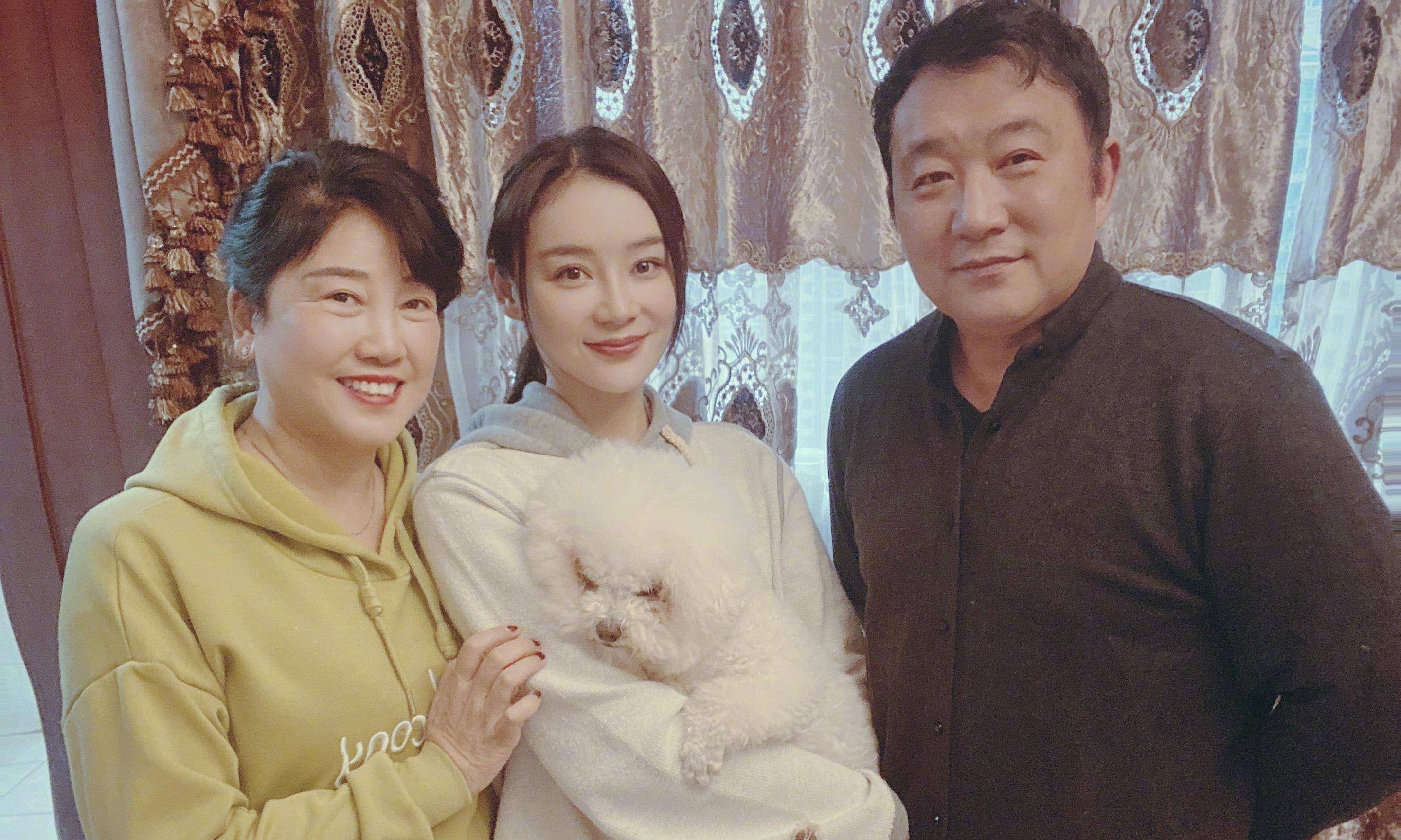 袁姗姗生日晒27年前照片,西瓜头还缺了一颗牙看上去可爱搞笑