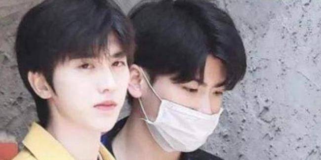 热巴"下班照"被疯传,头发凌乱显疲惫,一旁的男助理却帅到犯规_蔡徐坤