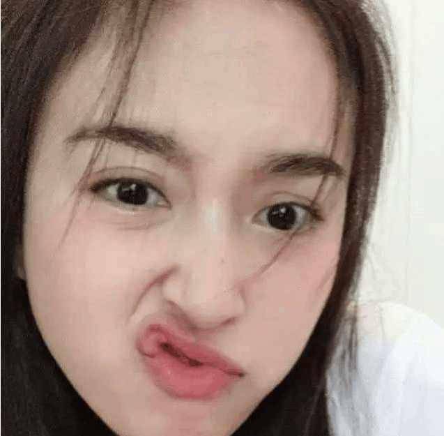 poy宝儿晒素颜搞怪照俏皮风情新片遭除名与张家辉共进退