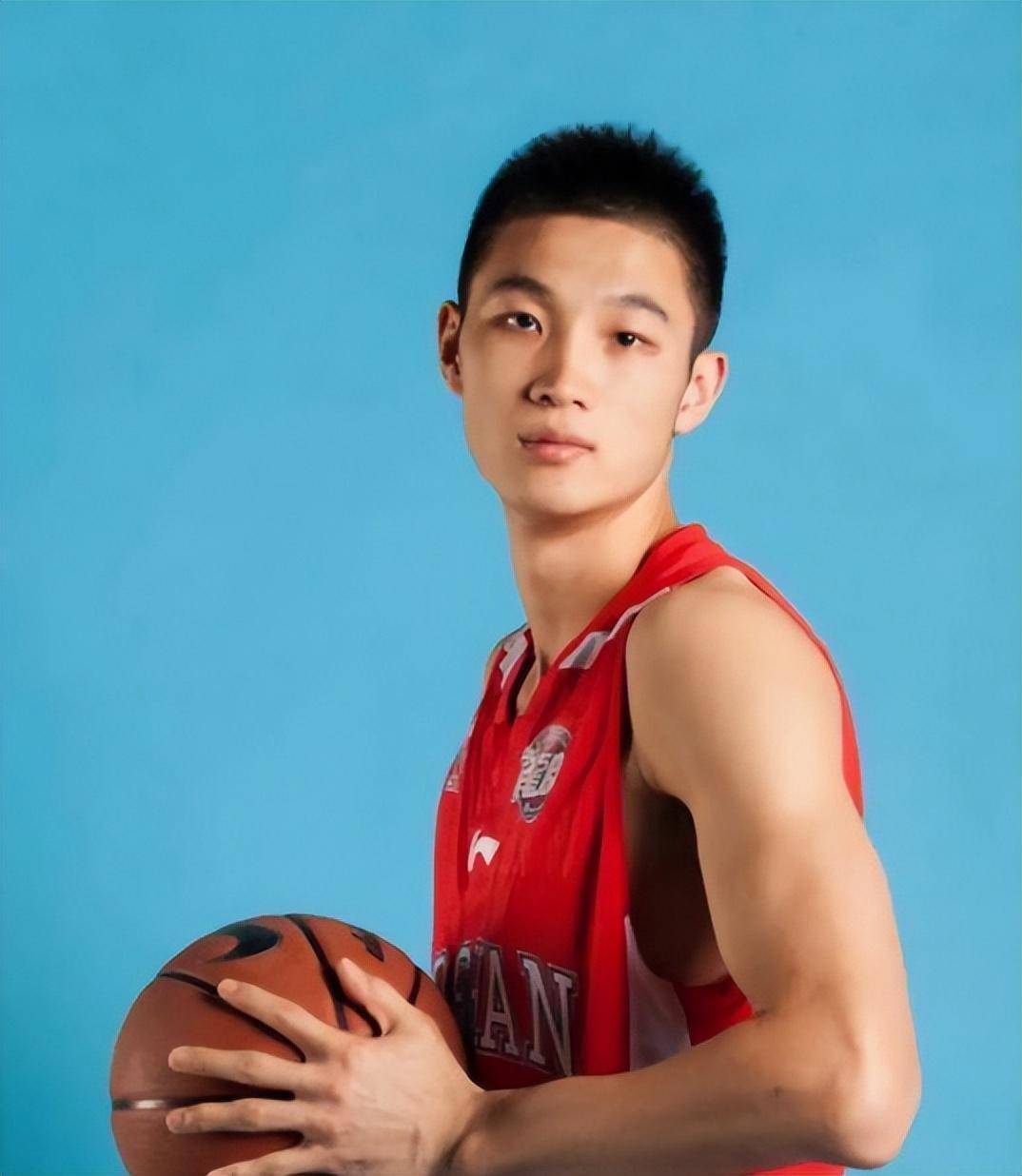 新疆队集体爆发,拒绝让出联赛第2_朱旭航_内线_篮板