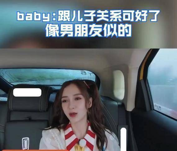 baby穿浴袍陪儿子游泳被偶遇小海绵正脸出镜神似黄晓明
