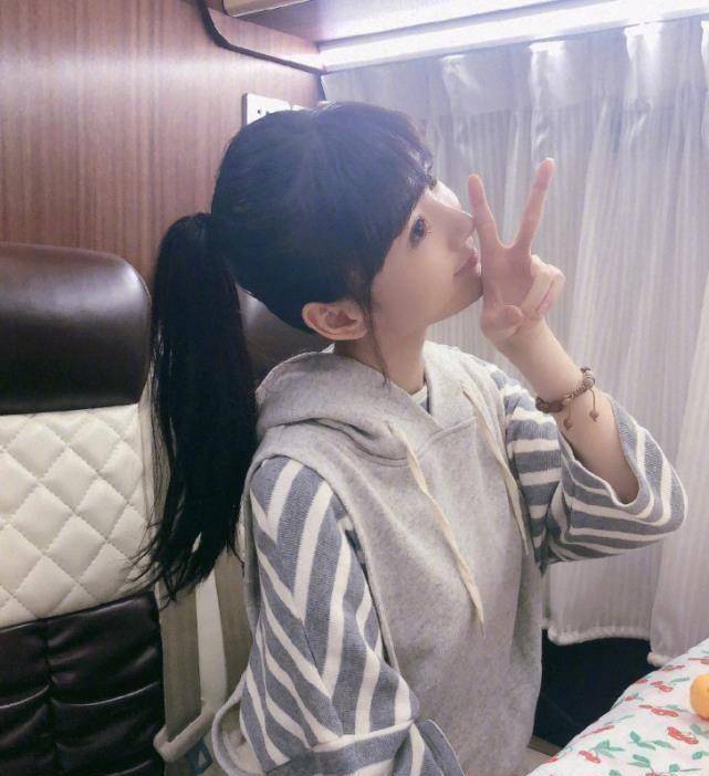 毛晓彤晒美照公开新剧造型,初恋短发太减龄,32岁看着却像22岁