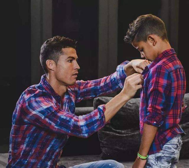 原创c罗基因太强迷你罗11岁6块腹肌23场独造75球母亲是谁仍是谜