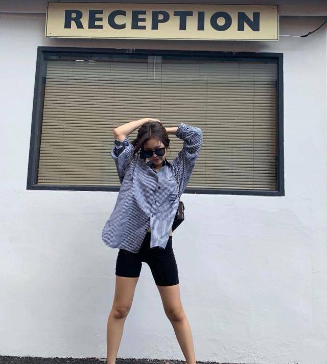 原创jennie偷穿男友衬衫穿紧身健美裤粗腿变细展现臭屁妮专业笑容