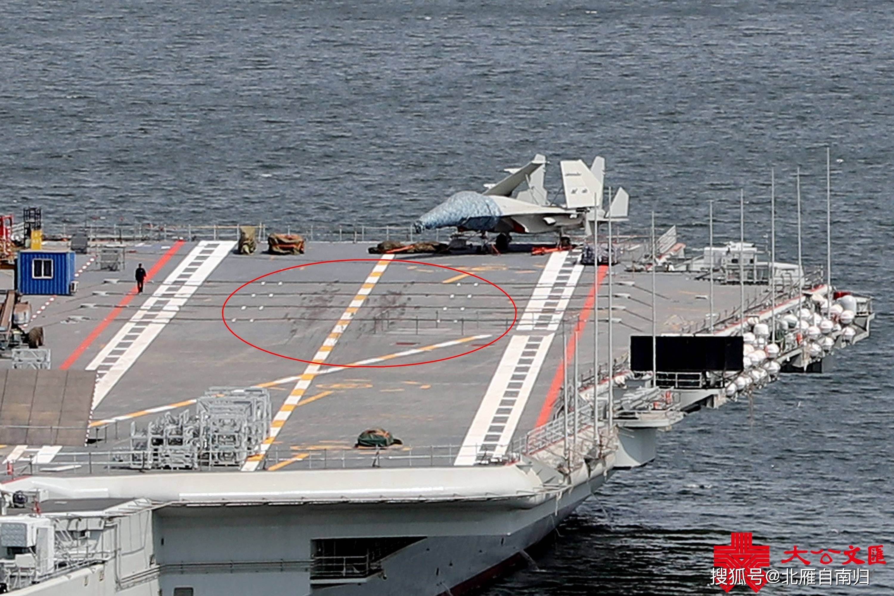 原创歼35半路跑了辽宁舰继续调试升级甲板上出现大量起降痕迹