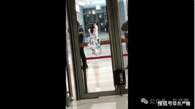 原创妙龄女子全裸逛街不遮私处专怕看脸