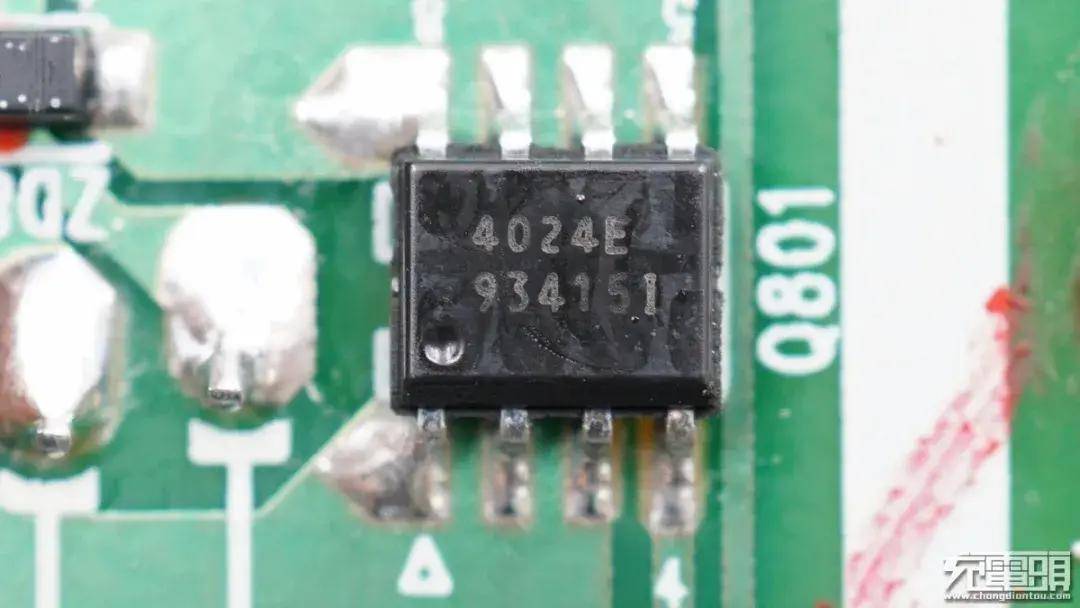 戴尔这款显示器内置一颗富鼎ap4024em nmos管,耐压30v,导阻4.