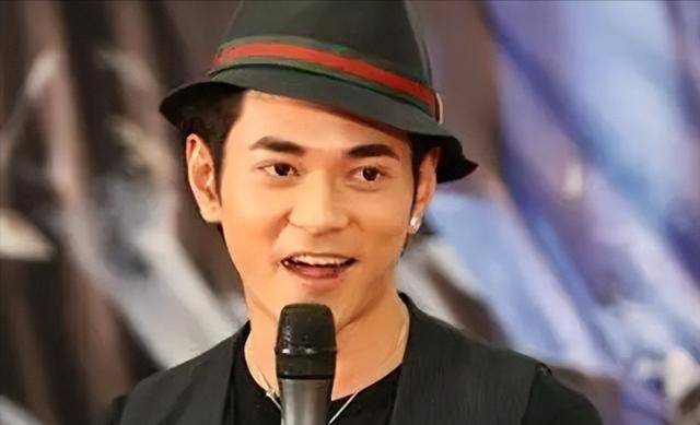 原创曝42岁李晨上海遛娃推简易婴儿车太低调女儿五官清秀超像爸