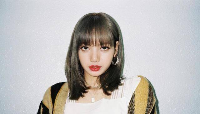 jennie手臂粗壮肉多多,和lisa穿秃袖秀身材,同为ace身材相差大