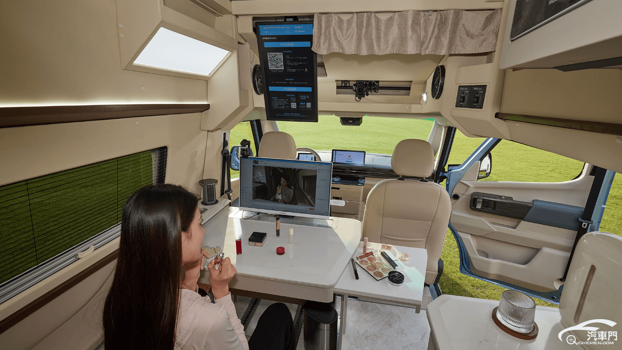 座椅采用水平双硬度发泡工艺,根据人体坐姿匹配座椅局部软硬度,还可选