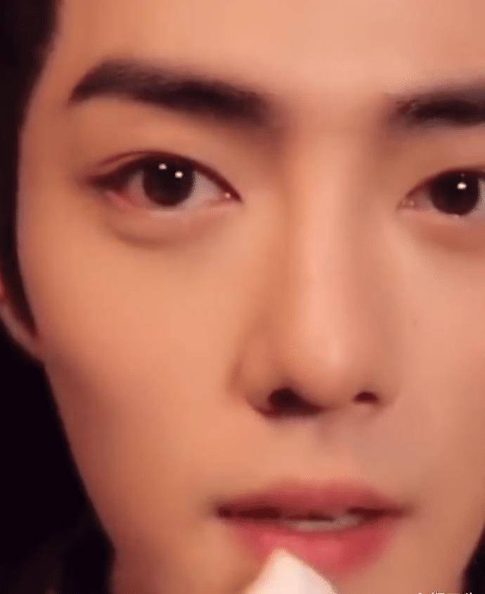 肖战化妆被镜头怼脸拍:五官颜值无可挑剔,但眼角血丝令人心疼