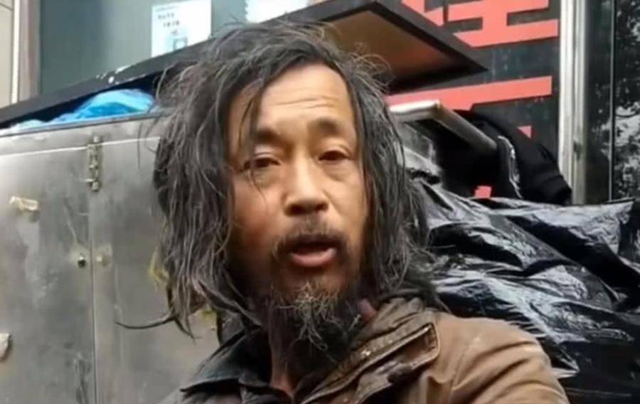 接受了这一要求的沈巍等来的是一脸怒气的父亲,他要求沈巍改掉拾荒