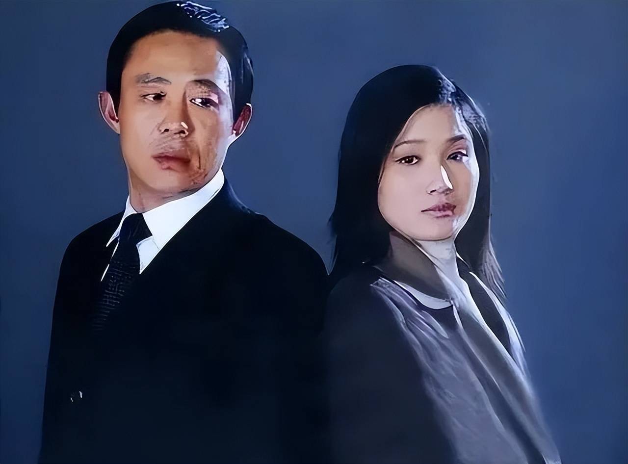 原创她离婚后只字不提前夫侯勇独自抚养女儿如今45岁如冻龄少女