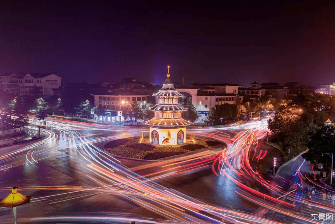 运河之畔,当城市霓虹四起,城央的繁华交织出当代扬州的都会理想,万千