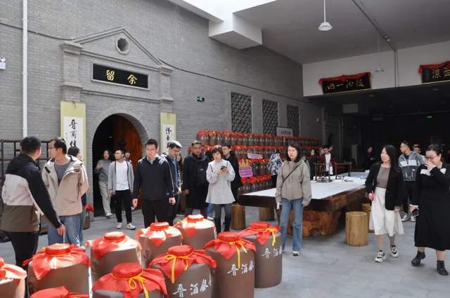下午,在集团旗下的新晋商汾杏蔓兰酒店国宴厅,董事长侯清泉携公司部分