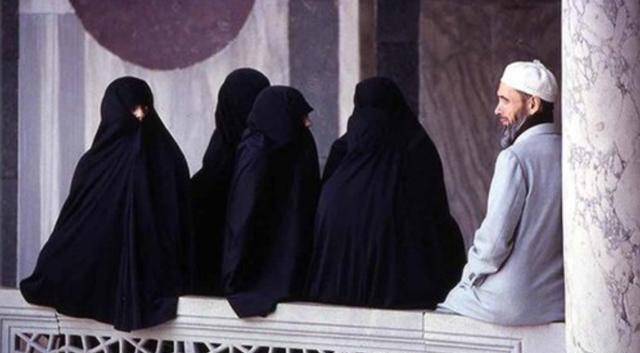 所以这无疑是灭顶之灾,因此,在巴列维不断提升女性地位的时候,霍梅尼