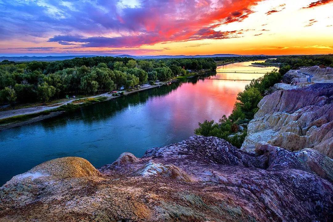 两人去新疆五彩滩8日游多少钱吐鲁番魔鬼城旅游团八日游路线