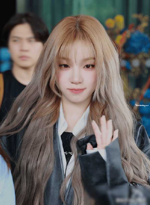 原创25岁女星宋雨琦遭男摄影师偷拍上厕所网友热议