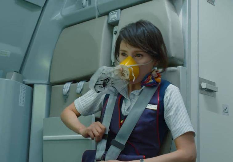 中国机长原型刘传健34分钟紧急迫降救128人亲历者含泪感谢