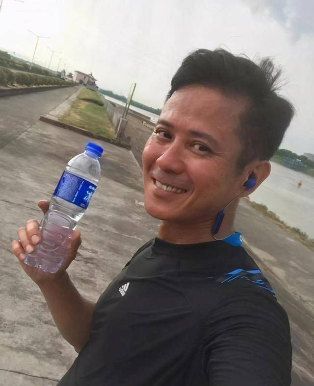 汤俊明毕业于1993年的第六期艺员训练班,同届的有傅明宪,蔡子健