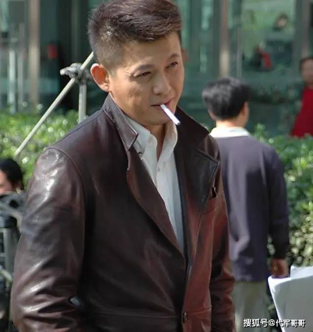 前央视名嘴程前复出曾与董卿同居6年51岁娶小20岁娇妻很幸福