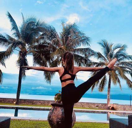 原创原创周杰伦晒老婆浴缸照昆凌躺下时太过时尚网友表示天王辛苦了