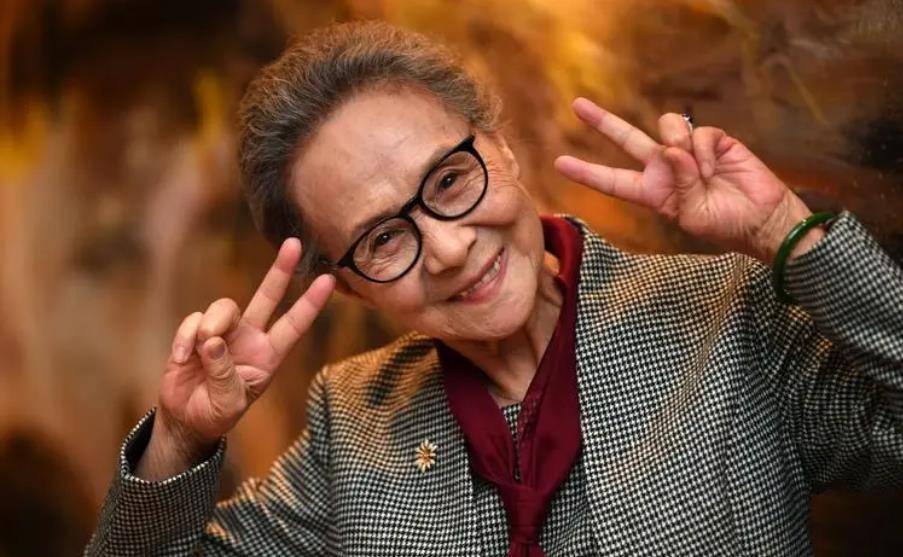 85岁"老戏骨"吴彦姝,一字马健身上热搜,如今依然活跃在荧屏中_网友_电