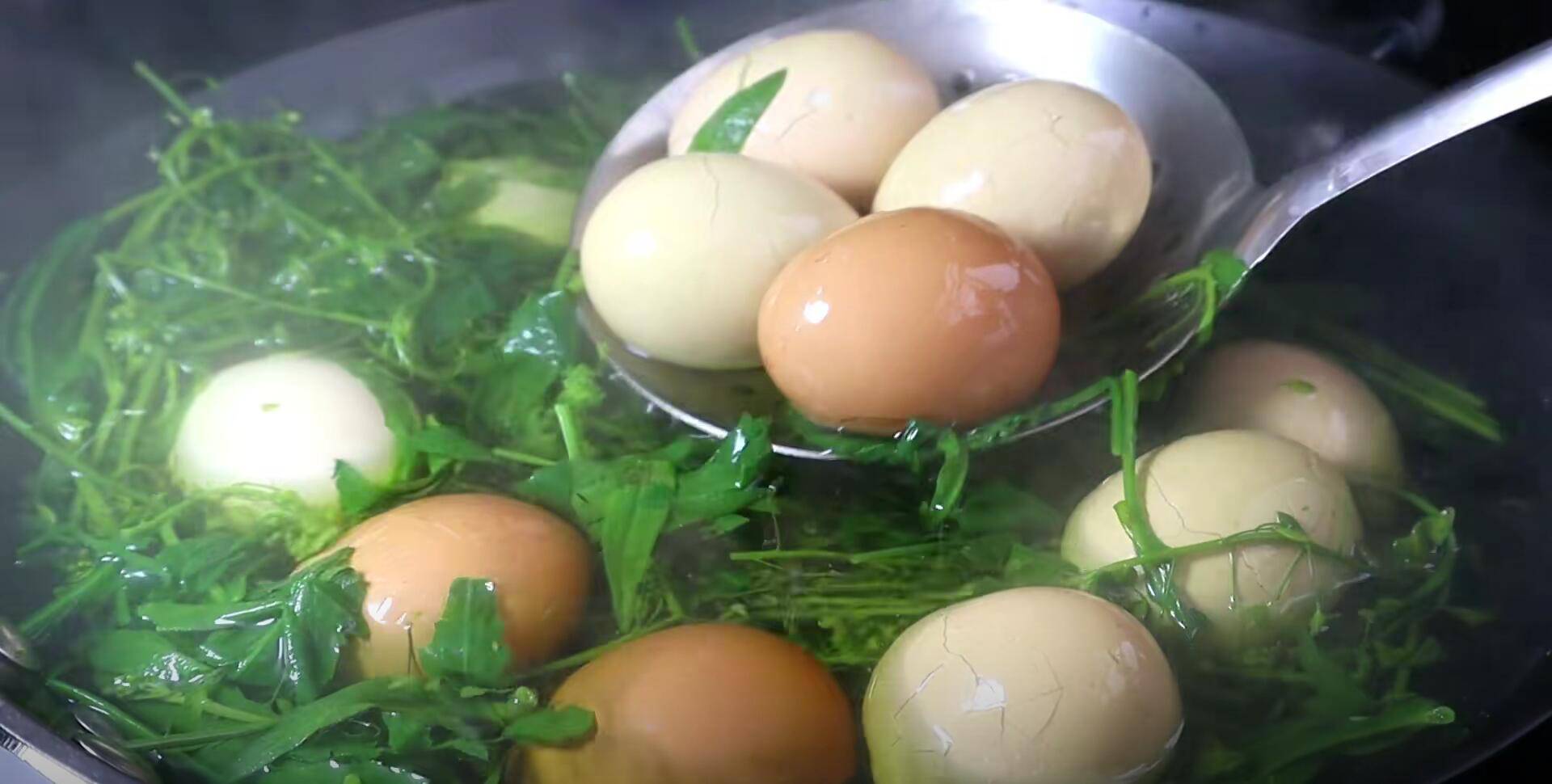 春天宁愿不吃肉也要用它煮鸡蛋一周3次平肝明目防便秘