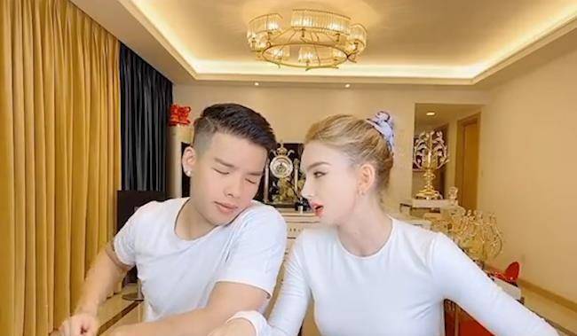 他们的抖音账号不仅展示他们创作的音乐,还有夫妻二人合拍的搞笑视频.