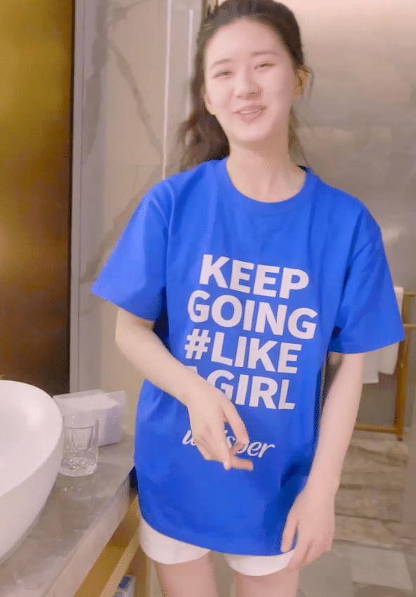 原创都说赵露思身材微胖运动完测量体重看清体重秤上数字懵了