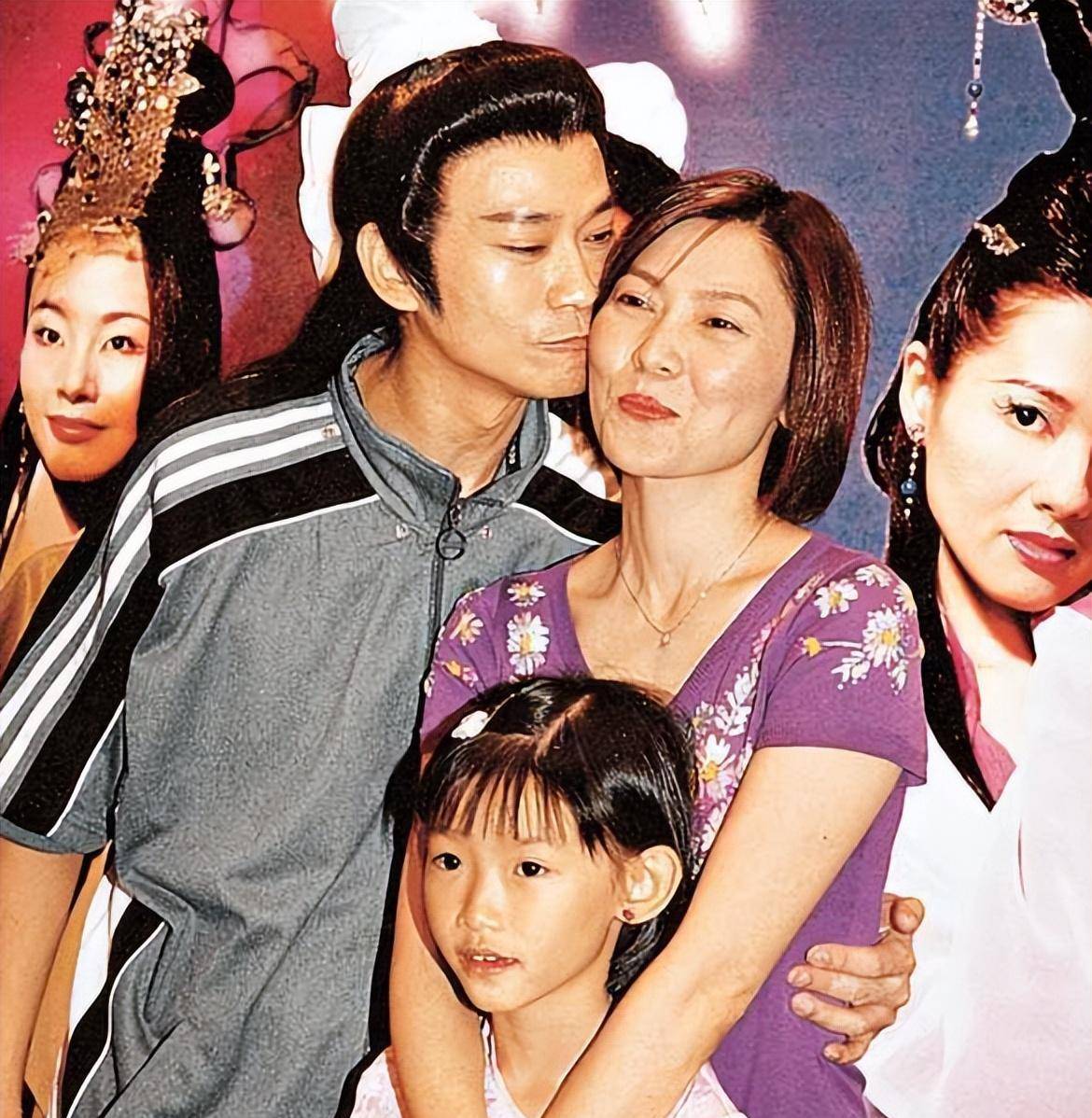 卢慧茹并不是圈内人,但对郑少秋是一往情深,两人甜甜蜜蜜步入了婚姻