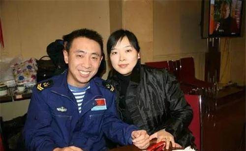 原创著名演员范雷事业成功之后与网恋妻子相濡以沫20年