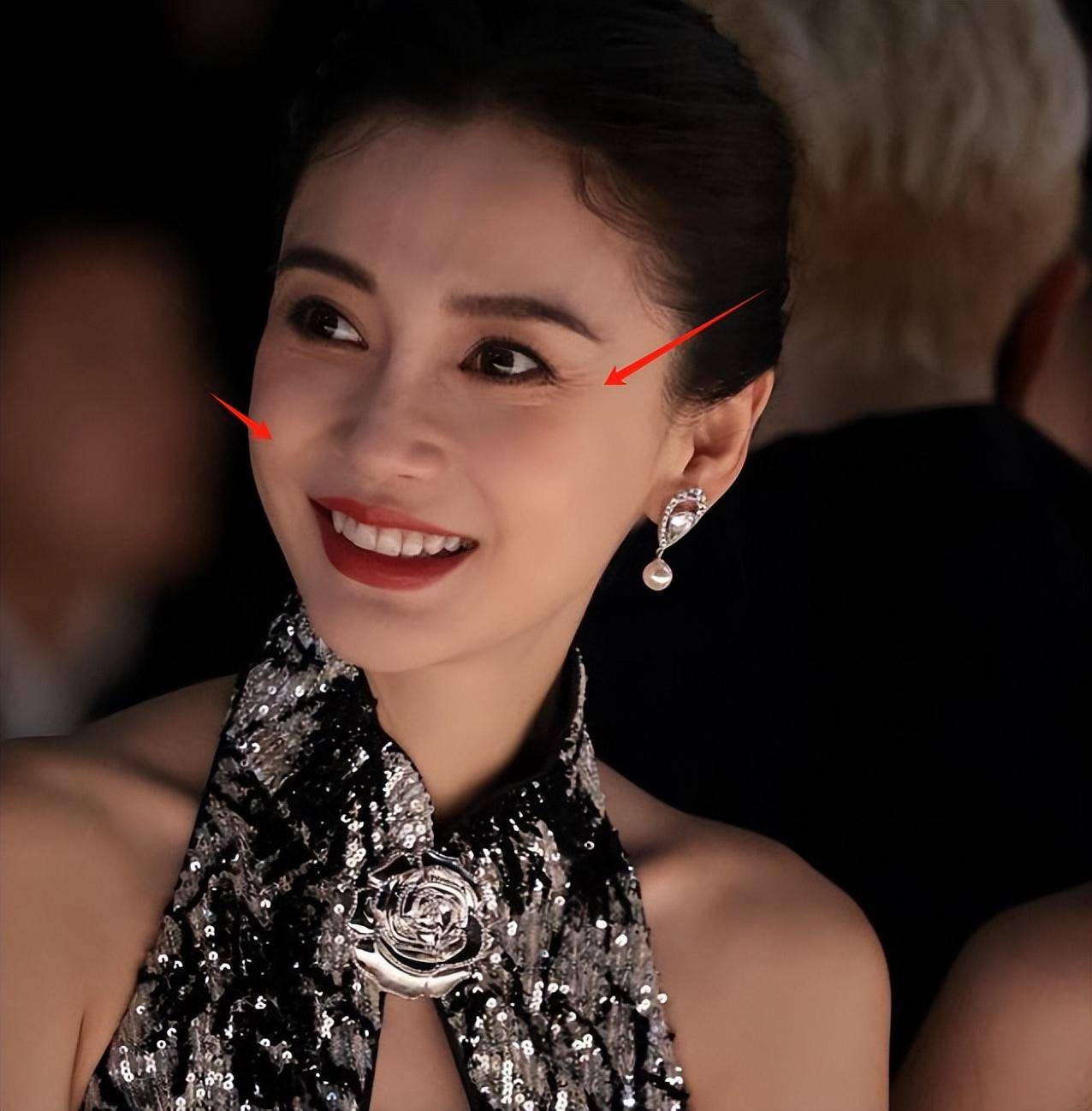 原创杨颖风波后内娱首秀穿中式旗袍出席与杨超越同框待遇差距明显