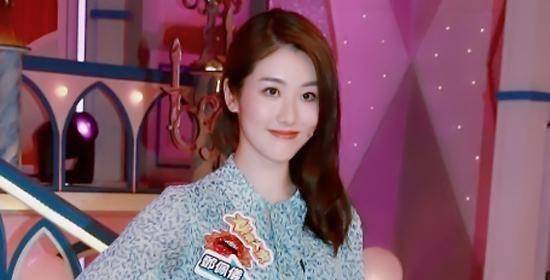 而邓佩仪最大的对手,毫无疑问是汤洛雯,一来对方早一年选美出道资历更