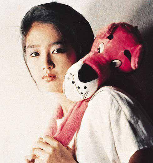 原创被天王藏了23年46岁诞下一女朱丽倩嫁刘德华后受了多少委屈