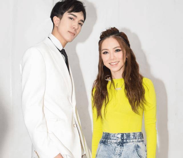 原创别再嫌女装的韩美娟丑了当他卸掉浓妆换上白色西装帅成王子