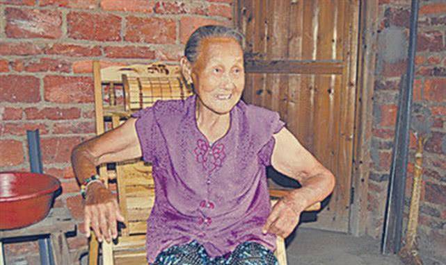 医生检查时报警,拿出证件后民警向她敬礼_银金花_老人_身份