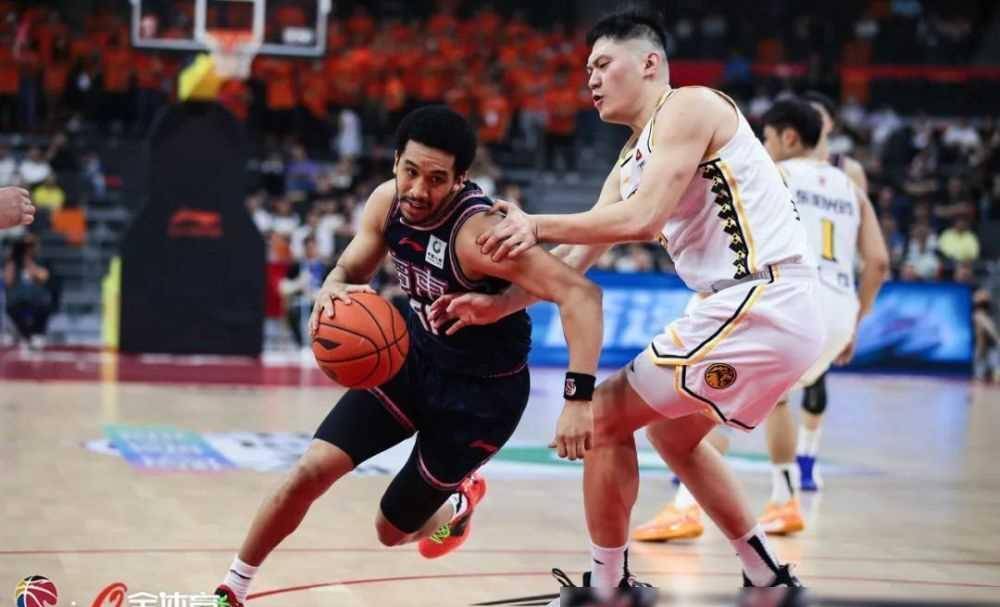 常规赛关键卡位战广东主场大胜广厦取十连胜