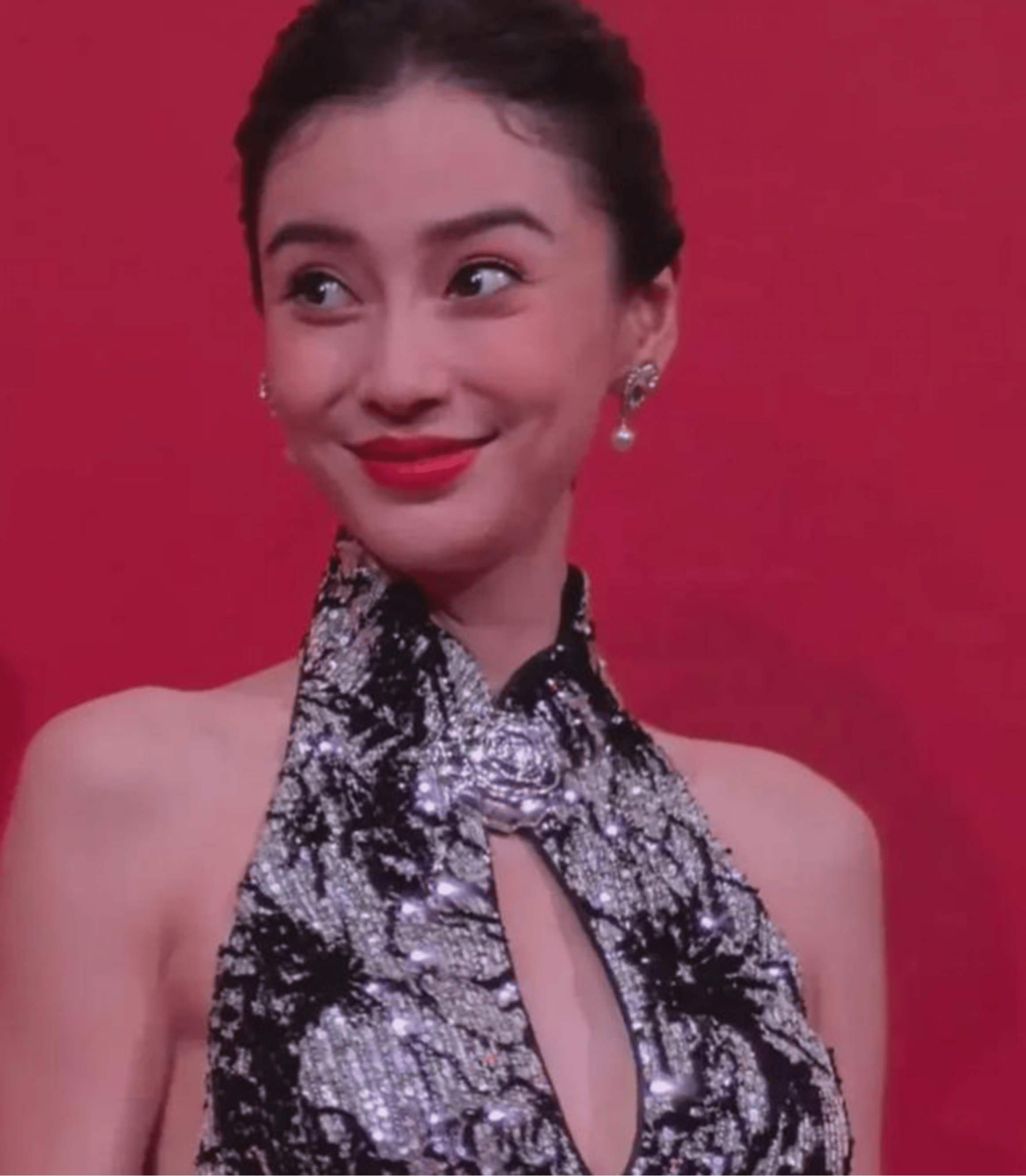 原创杨颖风波后内娱首秀穿中式旗袍出席与杨超越同框待遇差距明显