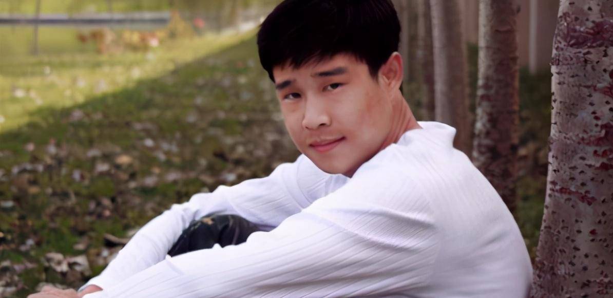 小沈阳原名沈鹤,父母日常都是靠务农为生,闲暇时也会拉二胡走街串巷的