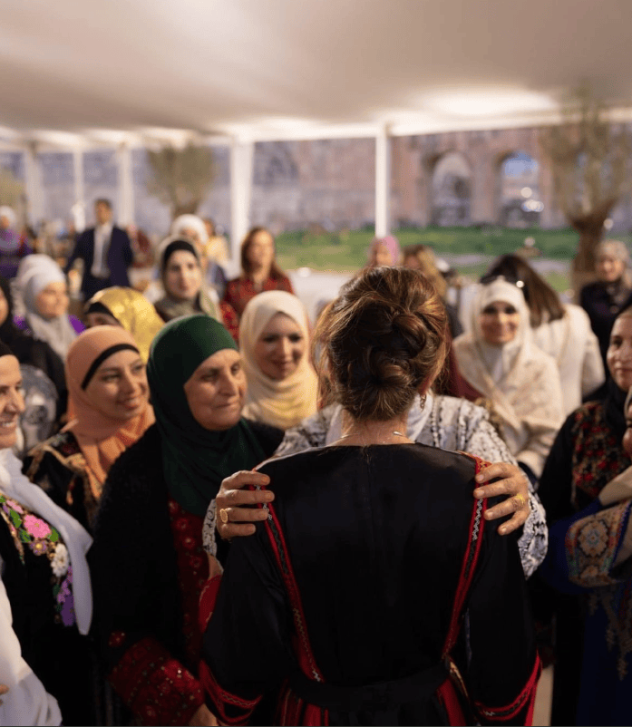 原创约旦王后越来越年轻穿红与黑拼色裙出席开斋节可是抢足了风头