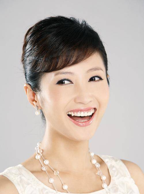 徐春妮是电视主持人之一,她以荧屏前正直的形象著称,常年不变的发型和