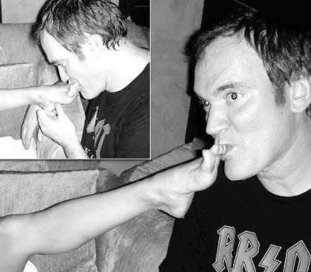 原创知名导演被曝舔美女的脚努力吮吸半小时脚都被吸成脱水的干梅了